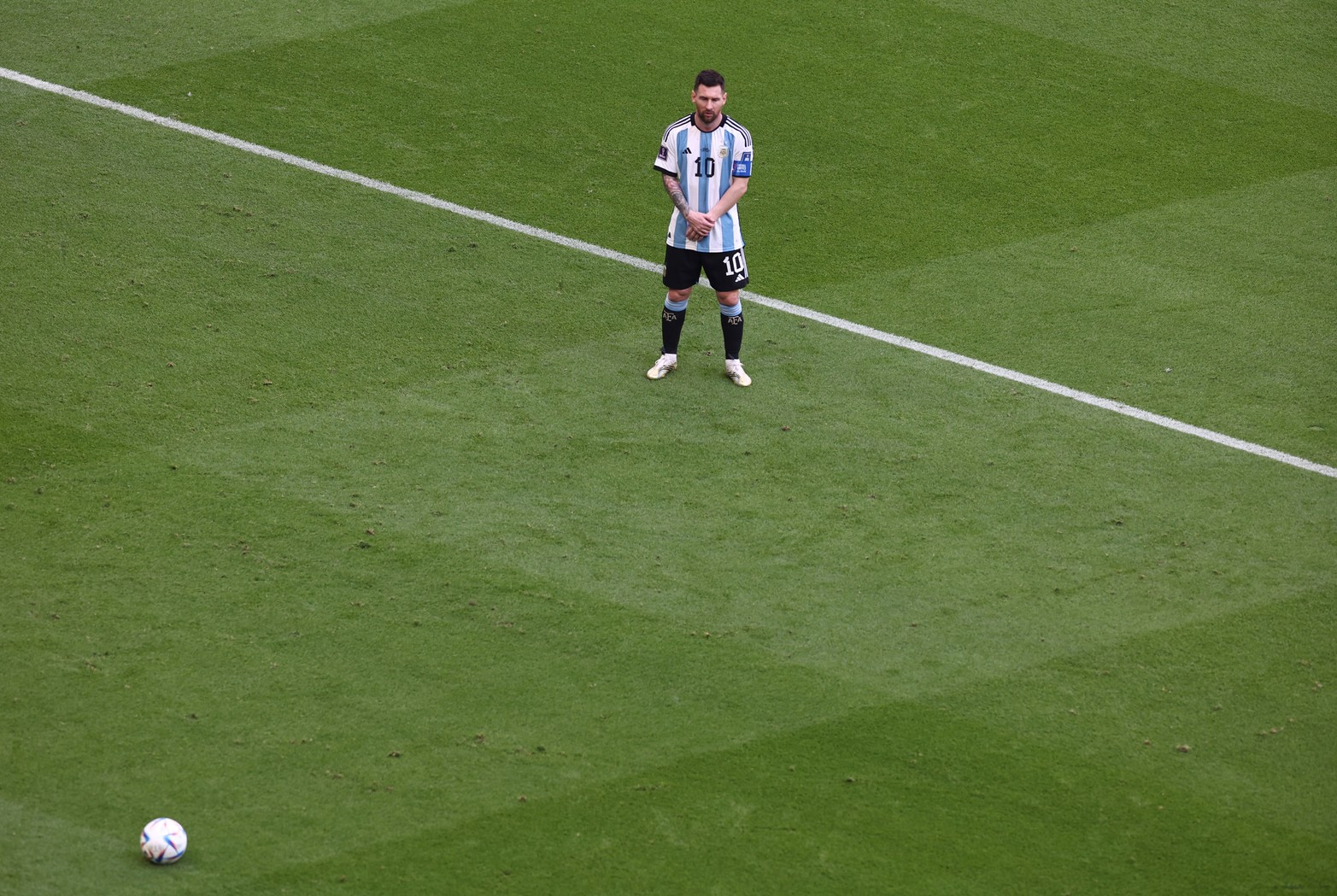 El gol de Argentina. Lionel Messi, se prepara para patear el penal que fue el 1 a 0 transitorio.  