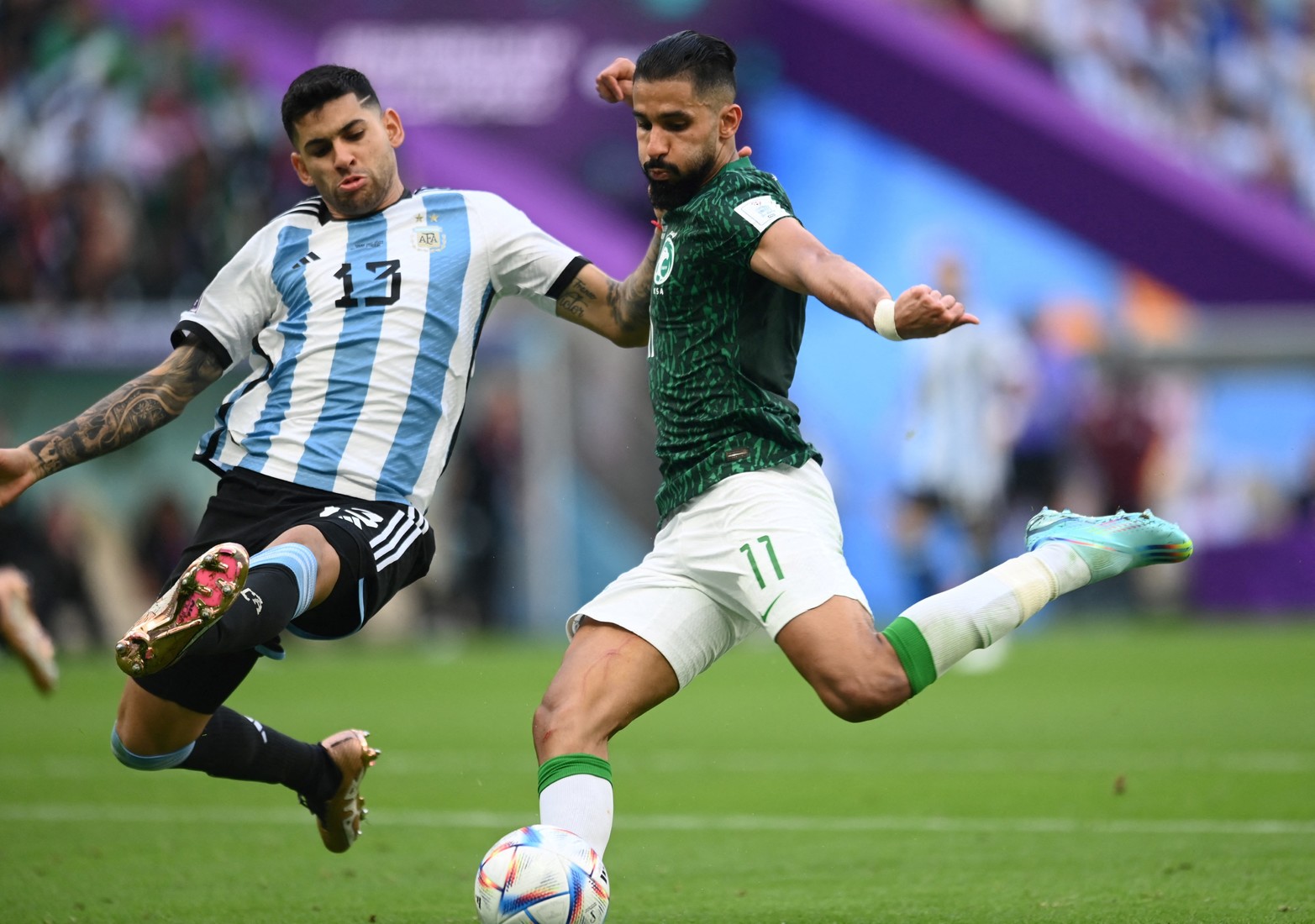 El empate transitorio. Saleh Mohammed Al-Shehri, saca el disparo que marcará el 1 a 1.  