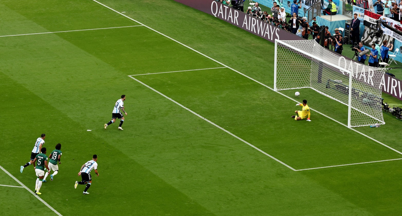 Messi, de penal, abrió el marcador en el debut celeste y blanco. Crédito: Reuters.