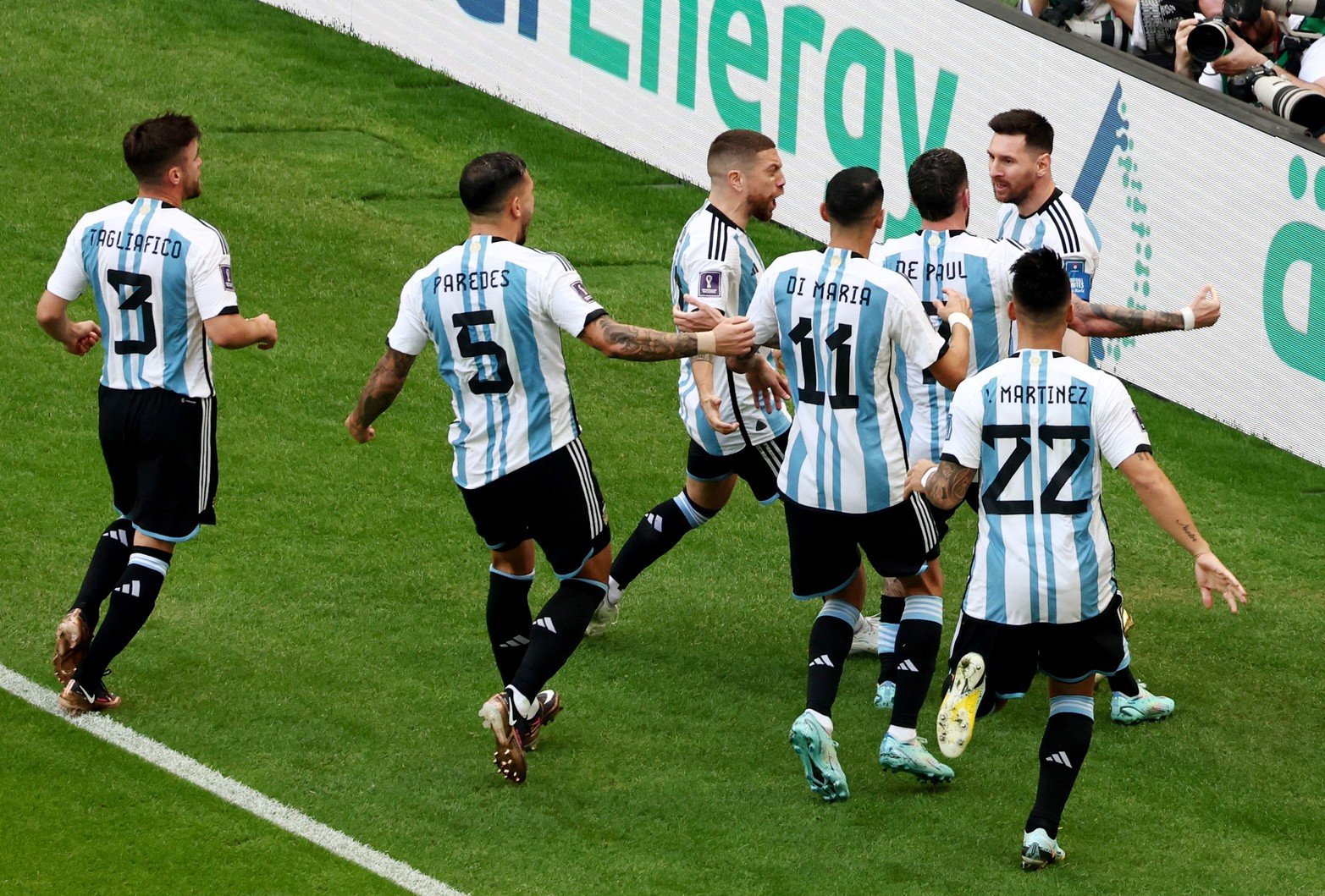 Todos buscan a Messi para festejar el primer gol. Crédito: Reuters.