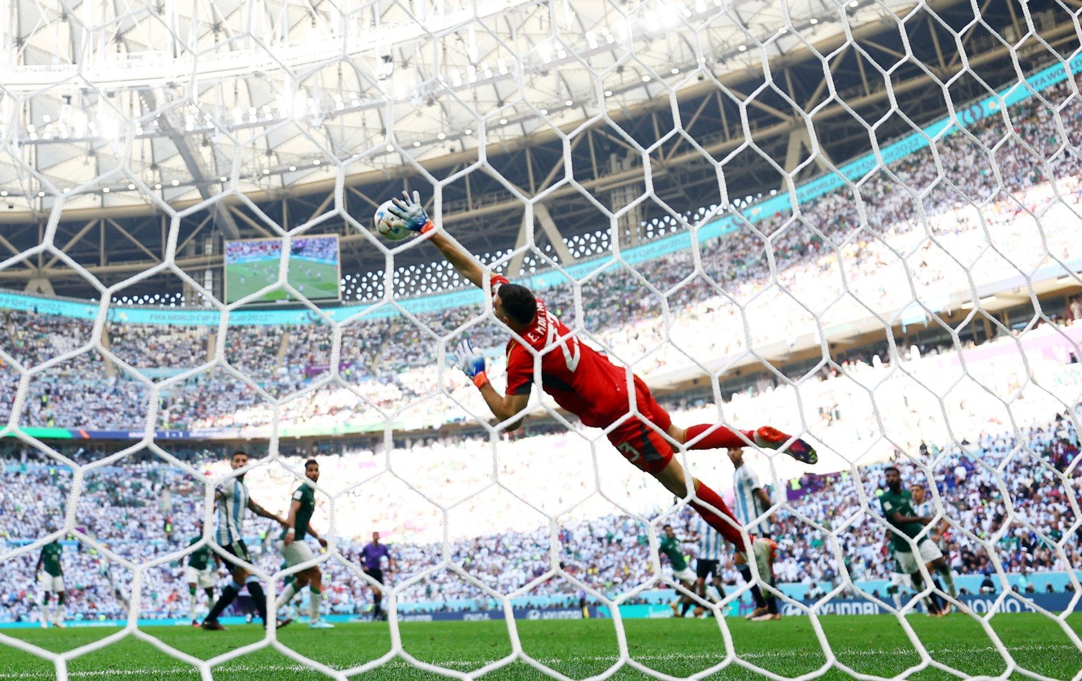 Salem Muhamed Al-Dawsari, sacó un remate que se clavó en el ángulo del arco de Argentina. Fue el 2 a 1. 