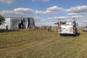 Bomberos Voluntarios de Gálvez extinguieron las llamas desatadas en lunes por la tarde en zona rural de Bernardo de Irigoyen.  Crédito: Prensa URXV