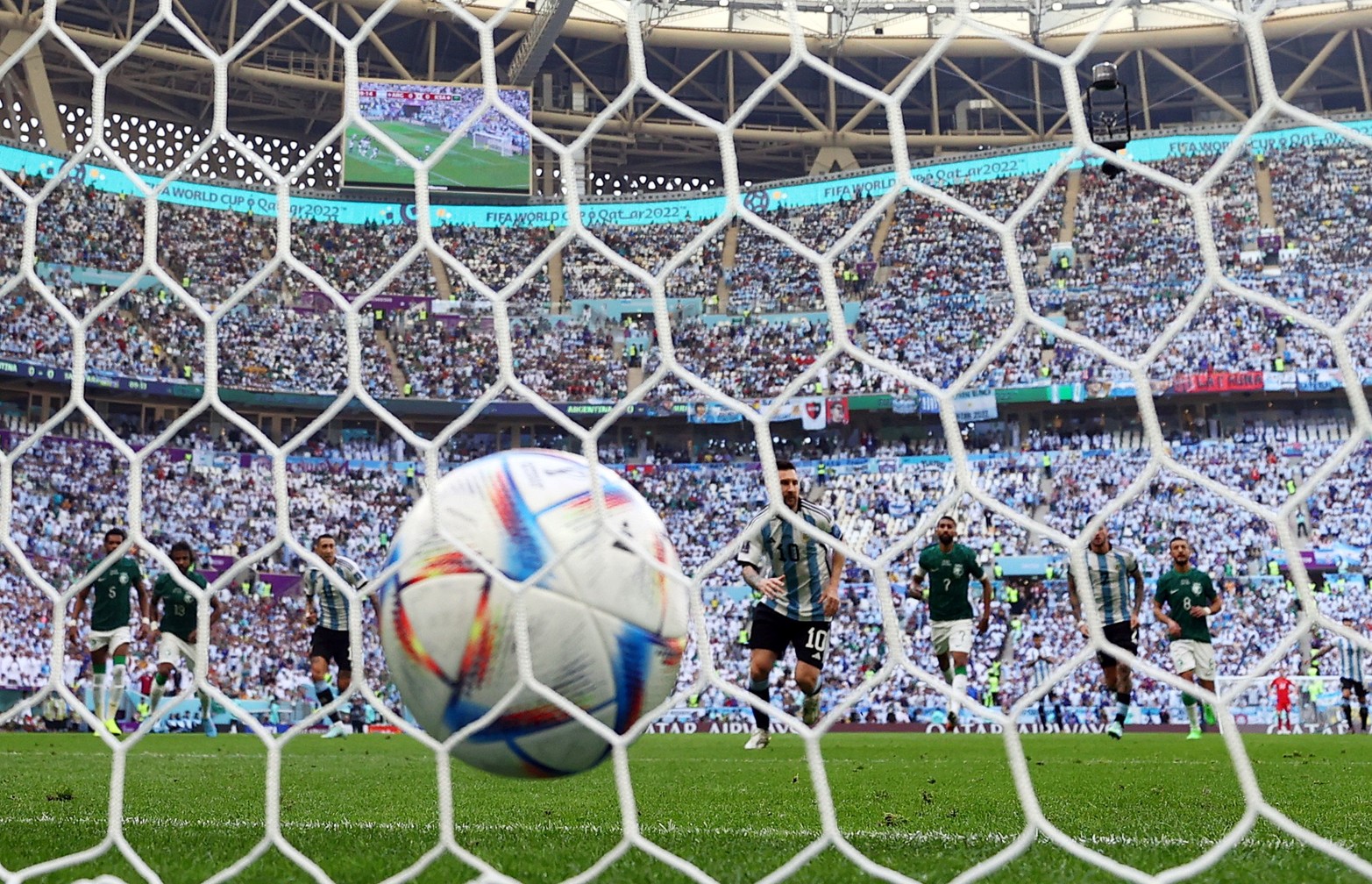 El gol de Argentina. Lionel Messi patea el penal que fue el 1 a 0 transitorio. 