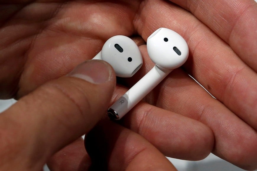 Apple AirPods are displayed during a media event in San Francisco, California, U.S. September 7, 2016. REUTERS/Beck Diefenbach eeuu california san francisco eeuu lanzamiento del Iphone 7 telefono celular Iphone 7 de apple auriculares inalambricos airpods