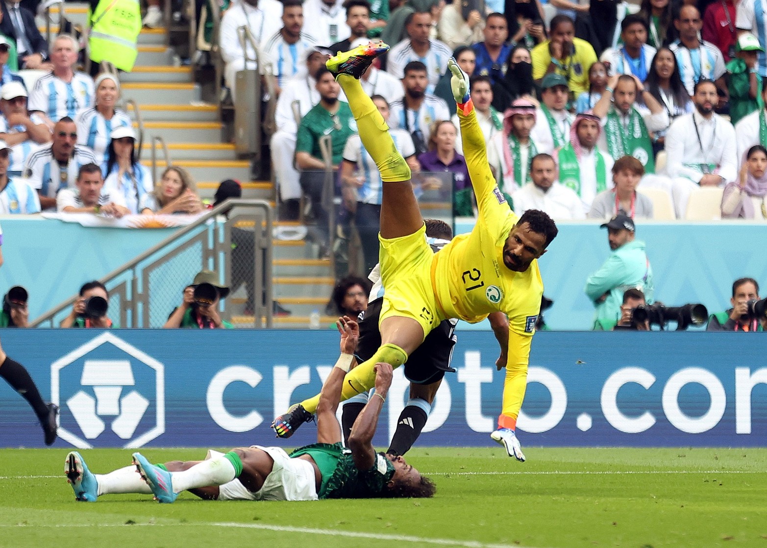 Yasser Al-Shahrani, recibió un duro golpe con su propio compañero. Tuvo que ser retirado del campo de juego. 