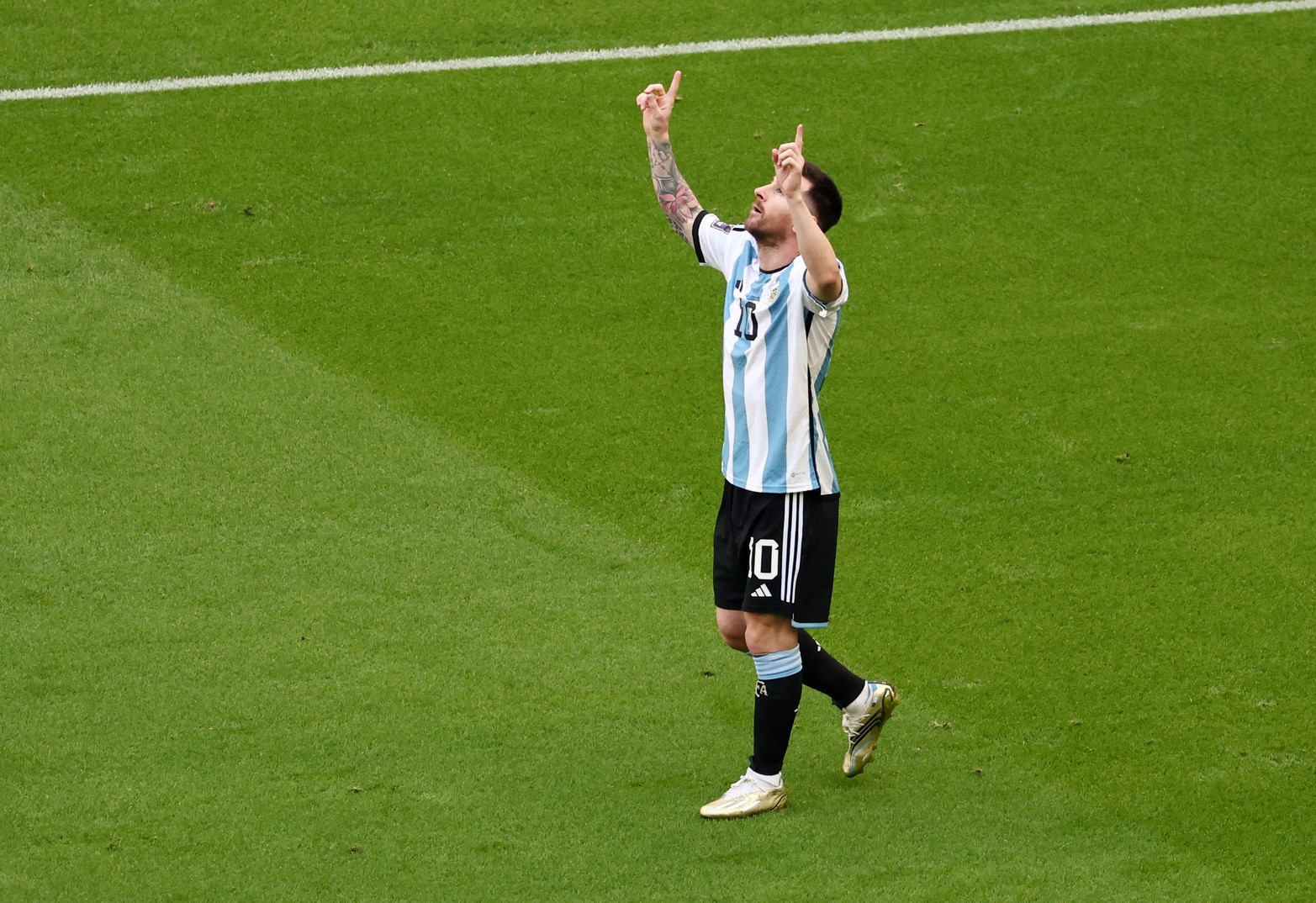 Messi y su típico festejo con dedicatoria al cielo. Crédito: Reuters