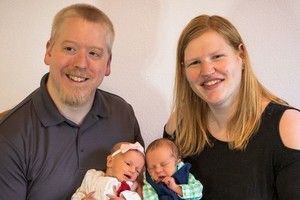 Rachel y Philip Ridgeway con sus gemelos recién nacidos Lydia y Timothy después de su nacimiento el 31 de octubre de 2022 en Knoxville, Tennessee (Estados Unidos)