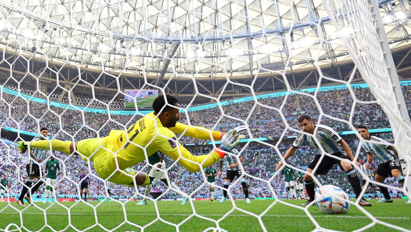 Mohammed Al-Owais, el arquero de Arabia Saudita ataja un remate de Nicolás Tagliafico. 