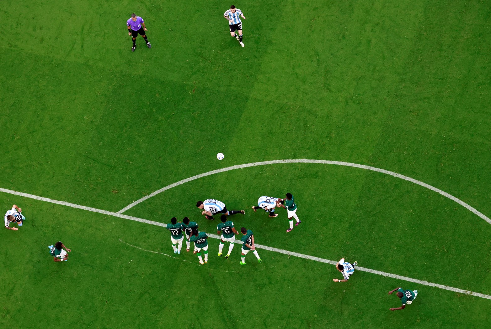 Uno de los tiros libres que tuvo Lionel Messi. Se fue por arriba del arco. 