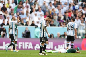 (221122) -- LUSAIL, 22 noviembre, 2022 (Xinhua) -- Lionel Messi (frente), de Argentina, reacciona durante el partido del Grupo C entre Argentina y Arabia Saudí en la Copa Mundial de la FIFA 2022 en el Estadio Lusail, en Lusail, Qatar, el 22 de noviembre de 2022. (Xinhua/Cao Can) (ah) (vf)
