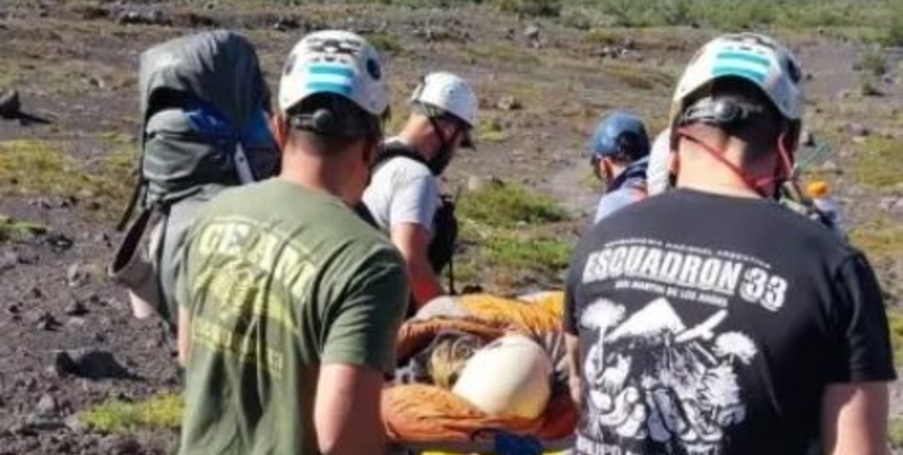 Video: rescataron a una mujer que se lesionó mientras descendía del Volcán Lanín
