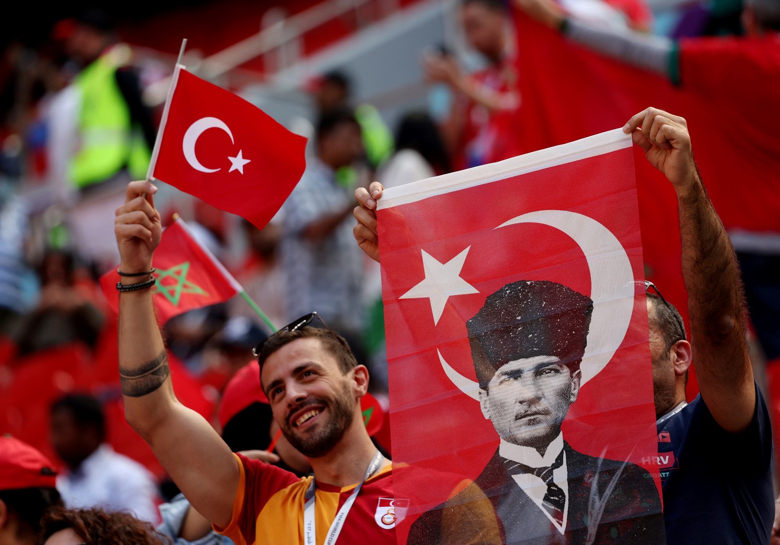 El Mundial de Fútbol que se disputa en  Qatar, brinda este particular color de los hinchas cuando juega cada selección. 