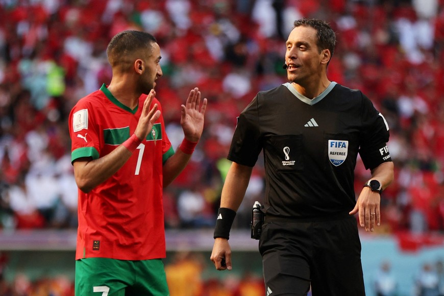 Soccer Football - FIFA World Cup Qatar 2022 - Group F - Morocco v Croatia - Al Bayt Stadium, Al Khor, Qatar - November 23, 2022
Morocco's Hakim Ziyech speaks to referee Fernando Rapallini REUTERS/Amr Abdallah Dalsh