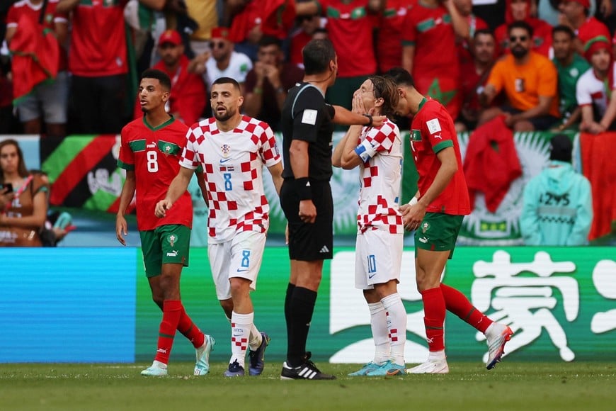 Soccer Football - FIFA World Cup Qatar 2022 - Group F - Morocco v Croatia - Al Bayt Stadium, Al Khor, Qatar - November 23, 2022
Croatia's Luka Modric with referee Fernando Rapallini REUTERS/Amr Abdallah Dalsh