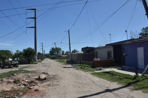 Alumbrado público en mal estado y calles de difícil circulación. Foto: Flavio Raina
