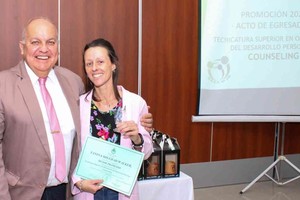 Los agasajados tomaron protagonismo con emotivas palabras de agradecimiento a directivos, coordinadores, profesores y personal administrativo. La Coordinadora general de la Carrera Tecn. Andrea Luna aprovechó el Espacio para hacer entrega de Títulos a recibidos en el año anterior. Foto: CAU Santa Fe