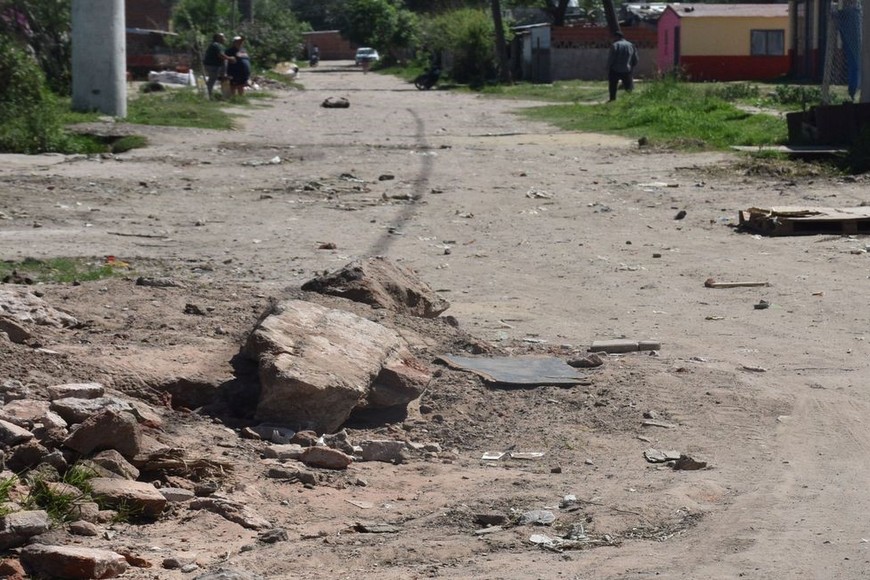 Entre los vecinos tratan de reparar los pozos en las calles de tierra cubriéndolos con escombro. Foto: Flavio Raina
