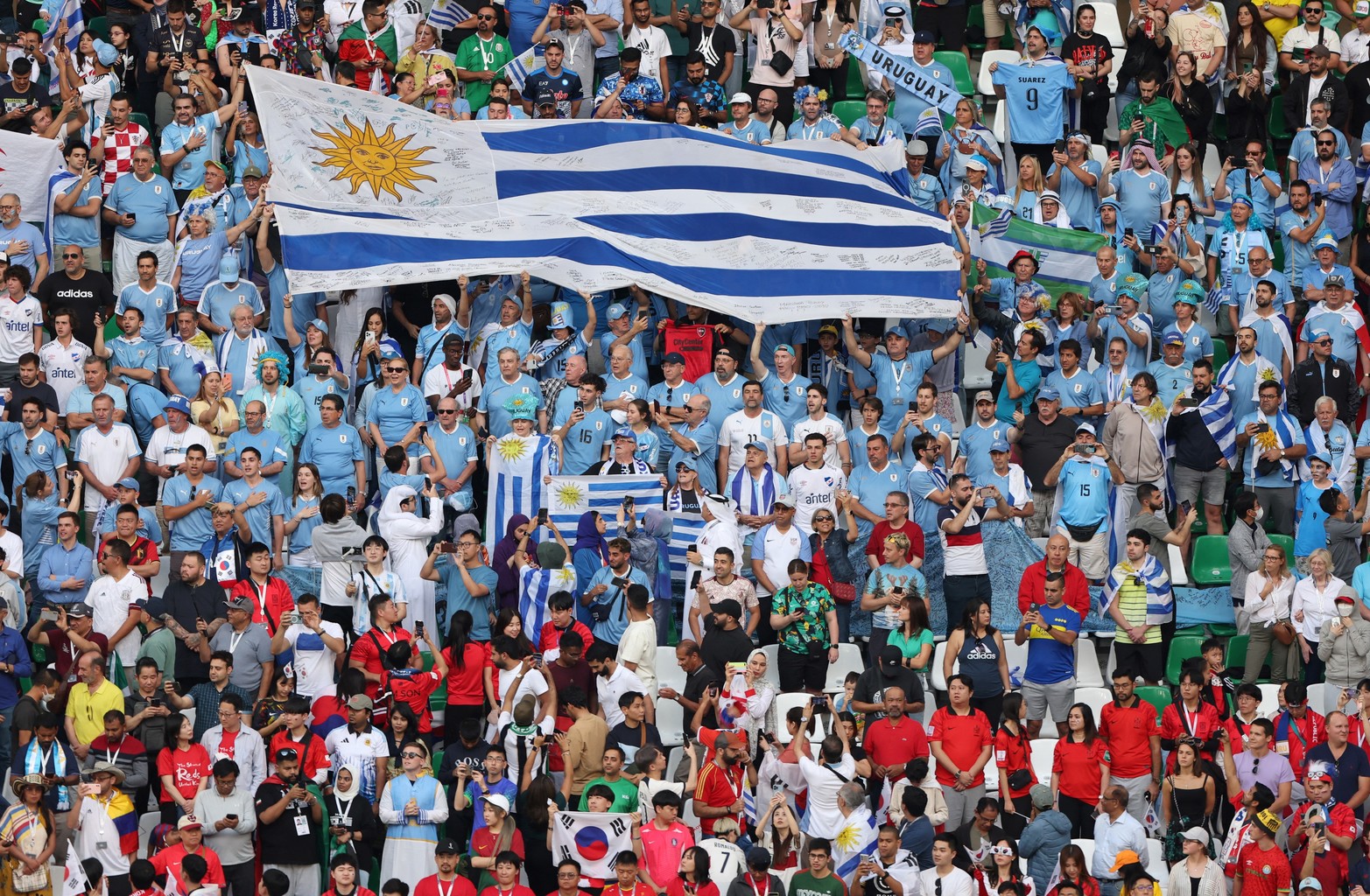 Por el grupo H, Uruguay empató 0 a 0 con Corea del Sur.