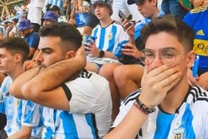 Mundial de Qatar 2022. La imagen dice más que mil palabras. Hinchas argentinos tras el partido contra Arabia Saudita. Crédito: Archivo El Litoral