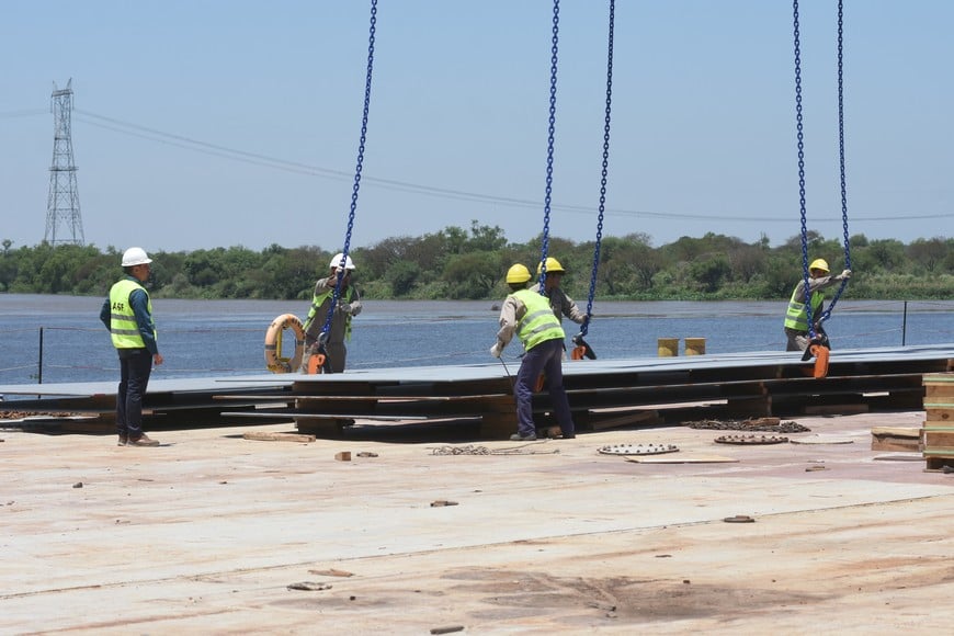 Las chapas de gran espesor llegaron desde China con destino a una empresa de Esperanza para la construcción de torres eólicas.