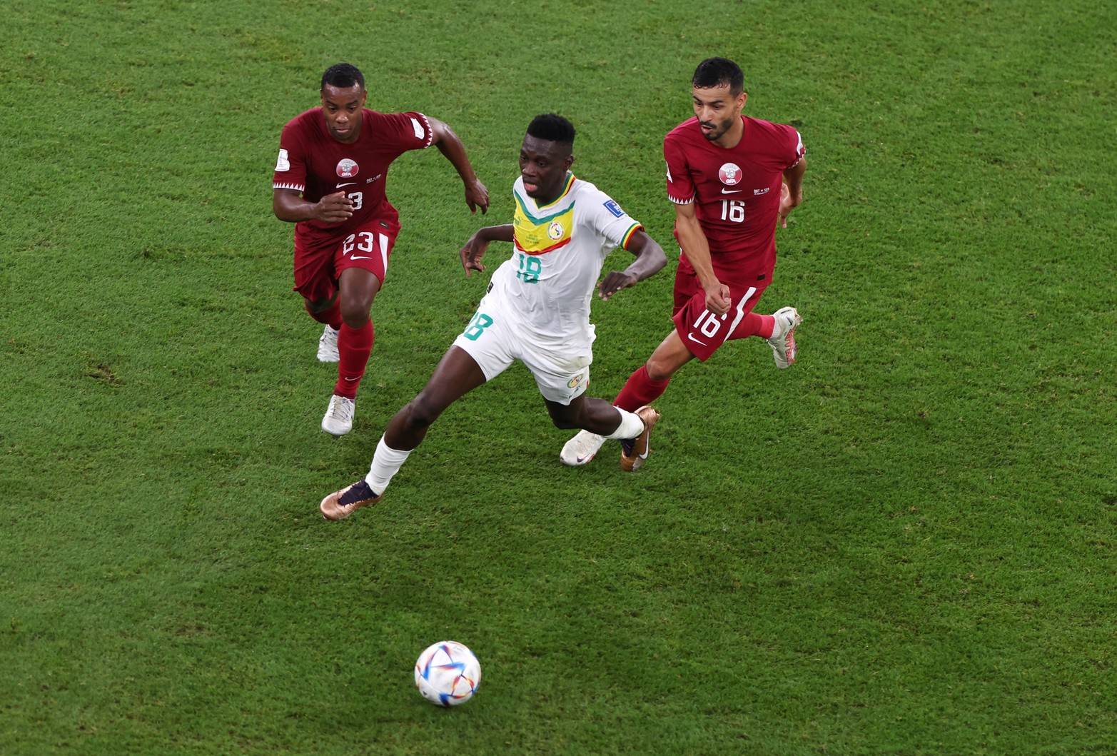 Por el grupo A, el local Qatar perdió 3 a 1 frente a Senegal y quedó afuera del Mundial restando una fecha por jugar. 
