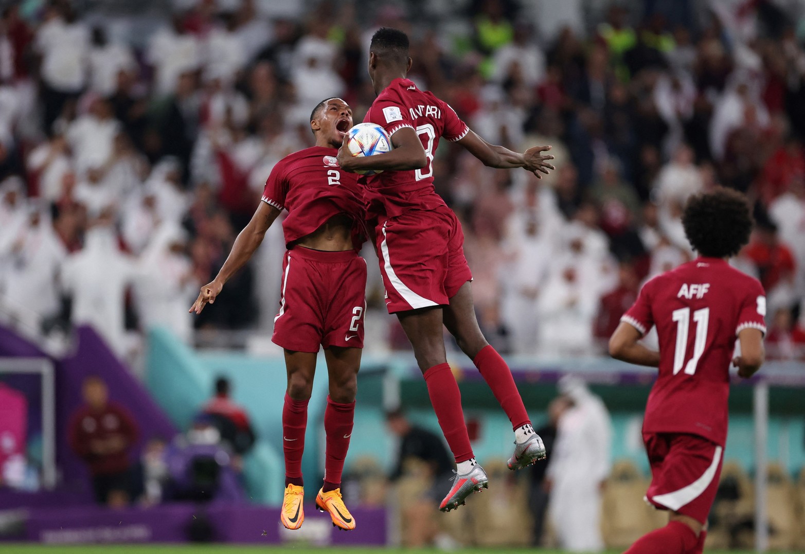 Por el grupo A, el local Qatar perdió 3 a 1 frente a Senegal y quedó afuera del Mundial restando una fecha por jugar. 