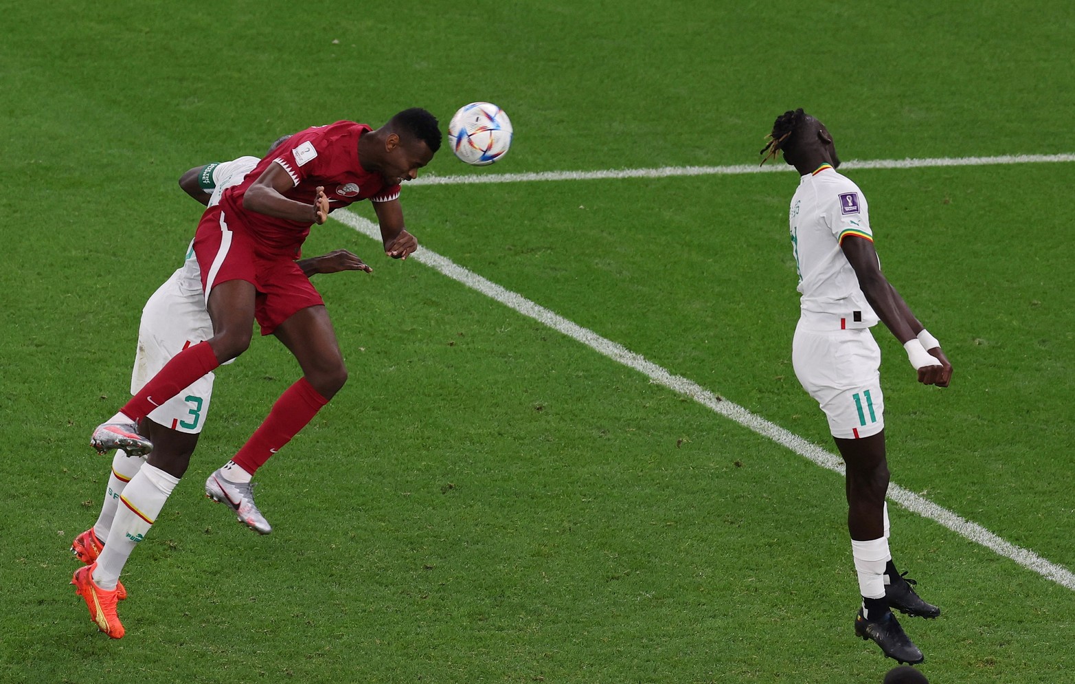 Por el grupo A, el local Qatar perdió 3 a 1 frente a Senegal y quedó afuera del Mundial restando una fecha por jugar. 