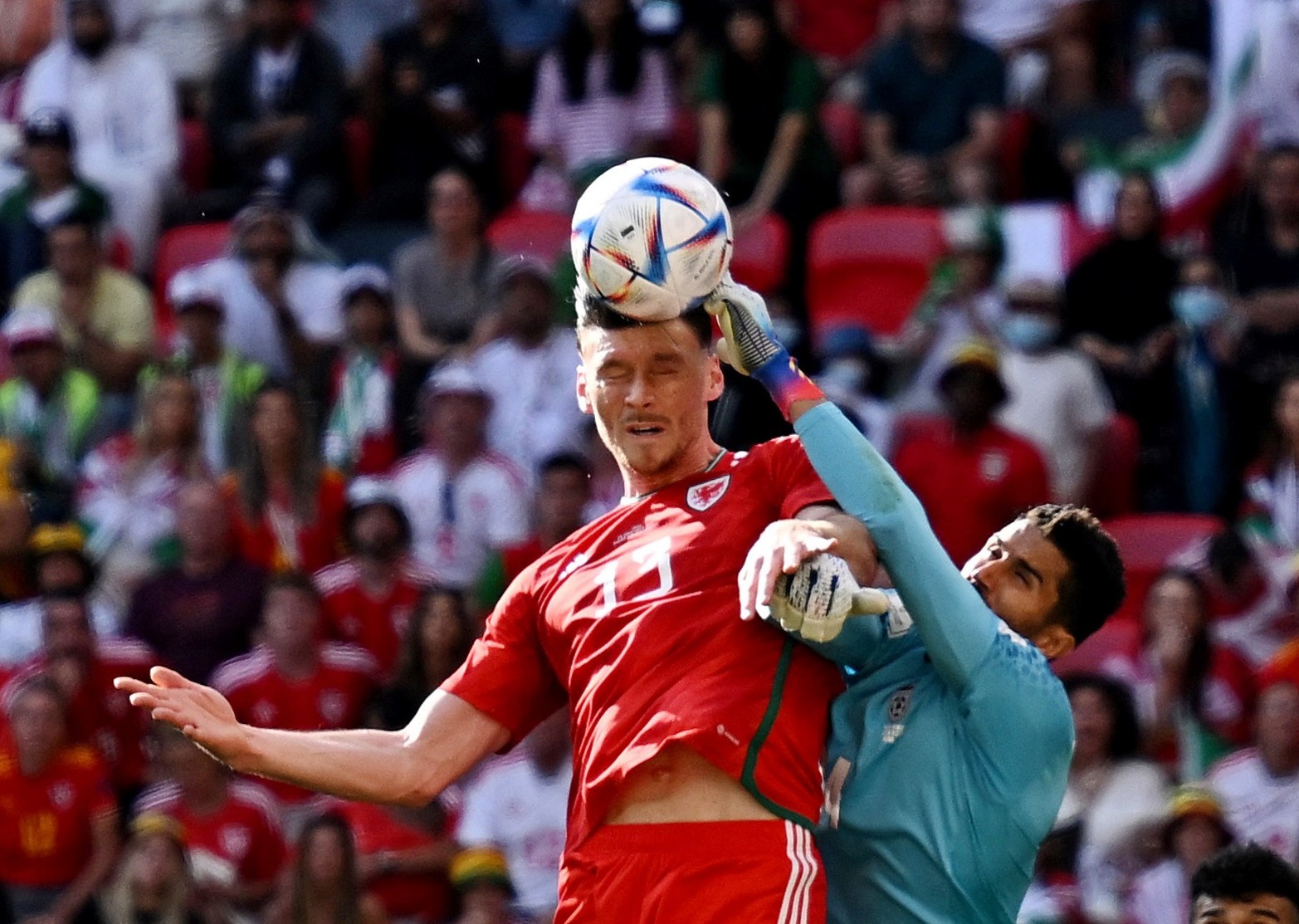 Por el grupo B, Irán y Gales juegan su segundo partido en el mundial de Qatar. 