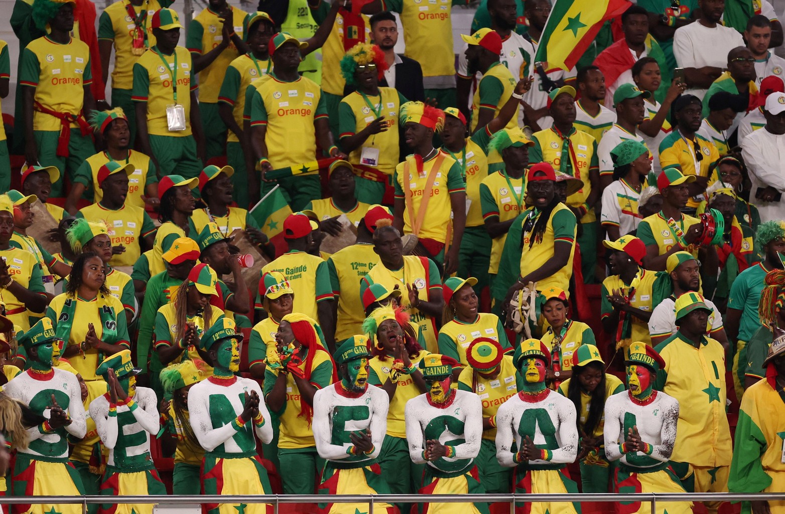 Por el grupo A, el local Qatar perdió 3 a 1 frente a Senegal y quedó afuera del Mundial restando una fecha por jugar. 