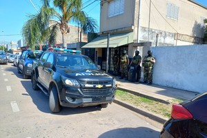 El momento en que agentes de la seccional 4ta., con apoyo del GOE, allanan la vivienda de Mendoza al 4100.  Crédito: El Litoral.