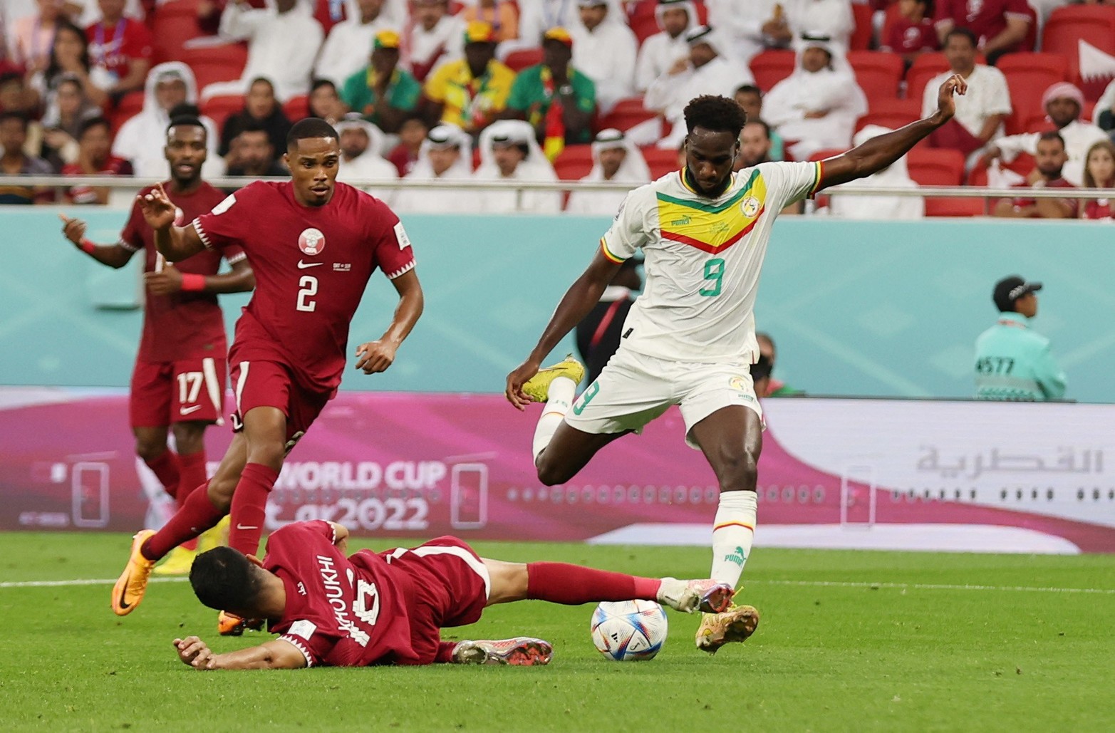 Por el grupo A, el local Qatar perdió 3 a 1 frente a Senegal y quedó afuera del Mundial restando una fecha por jugar. 