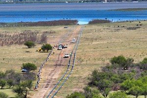 El cruce de la laguna Setúbal del gasoducto Gran Santa Fe sigue avanzando.