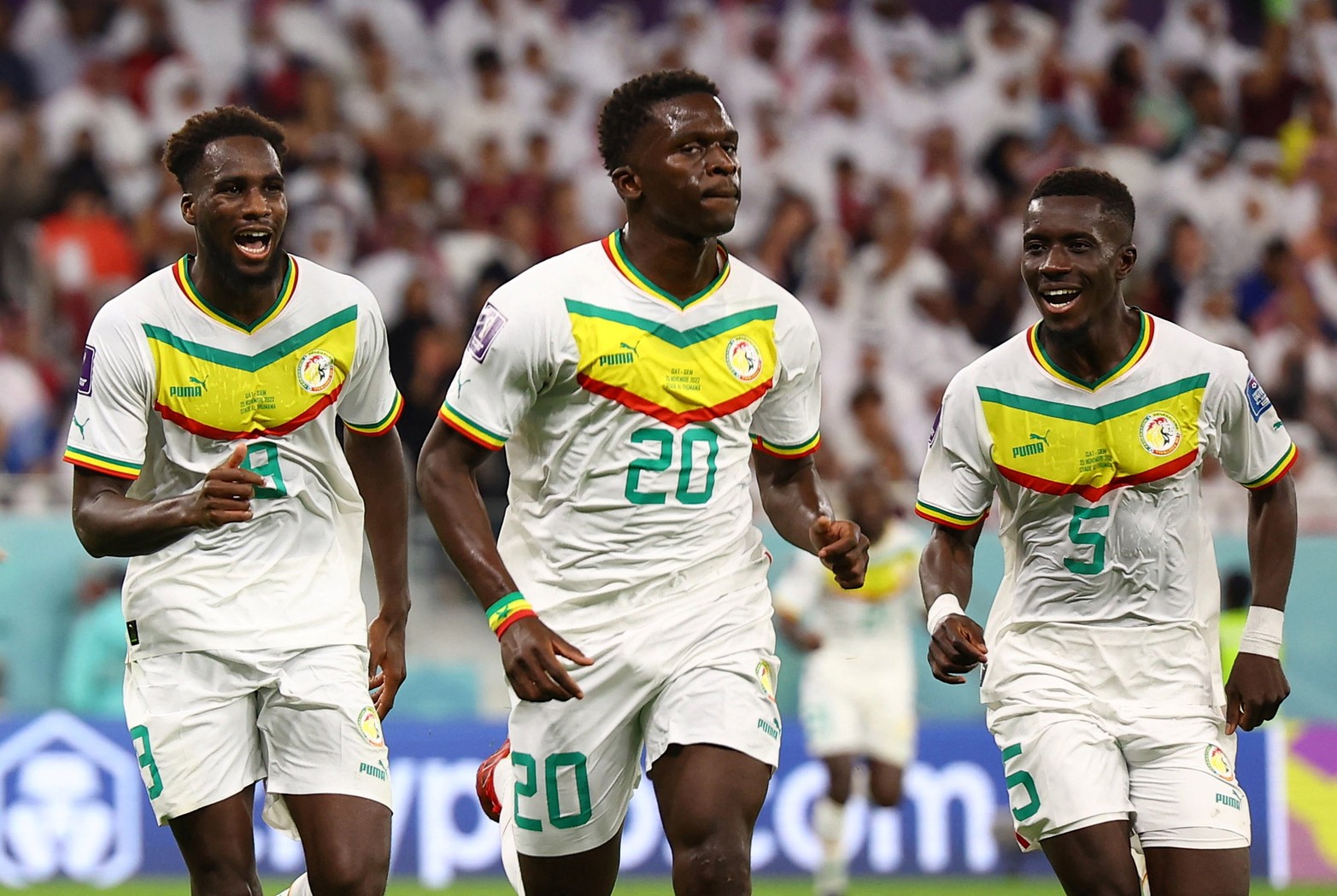 Por el grupo A, el local Qatar perdió 3 a 1 frente a Senegal y quedó afuera del Mundial restando una fecha por jugar. 