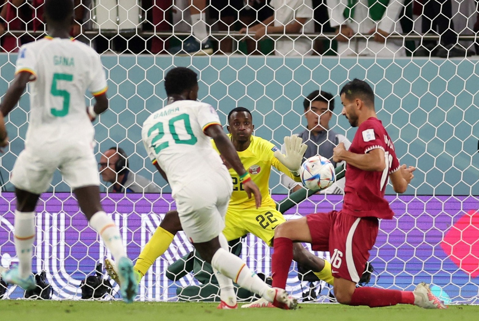 Por el grupo A, el local Qatar perdió 3 a 1 frente a Senegal y quedó afuera del Mundial restando una fecha por jugar. 
