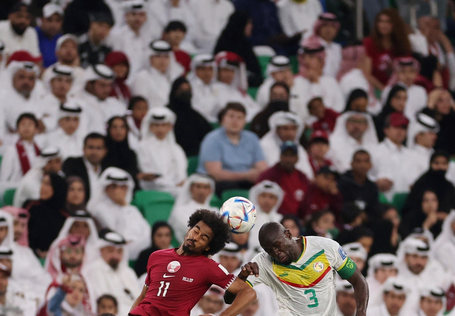Por el grupo A, el local Qatar perdió 3 a 1 frente a Senegal y quedó afuera del Mundial restando una fecha por jugar. 