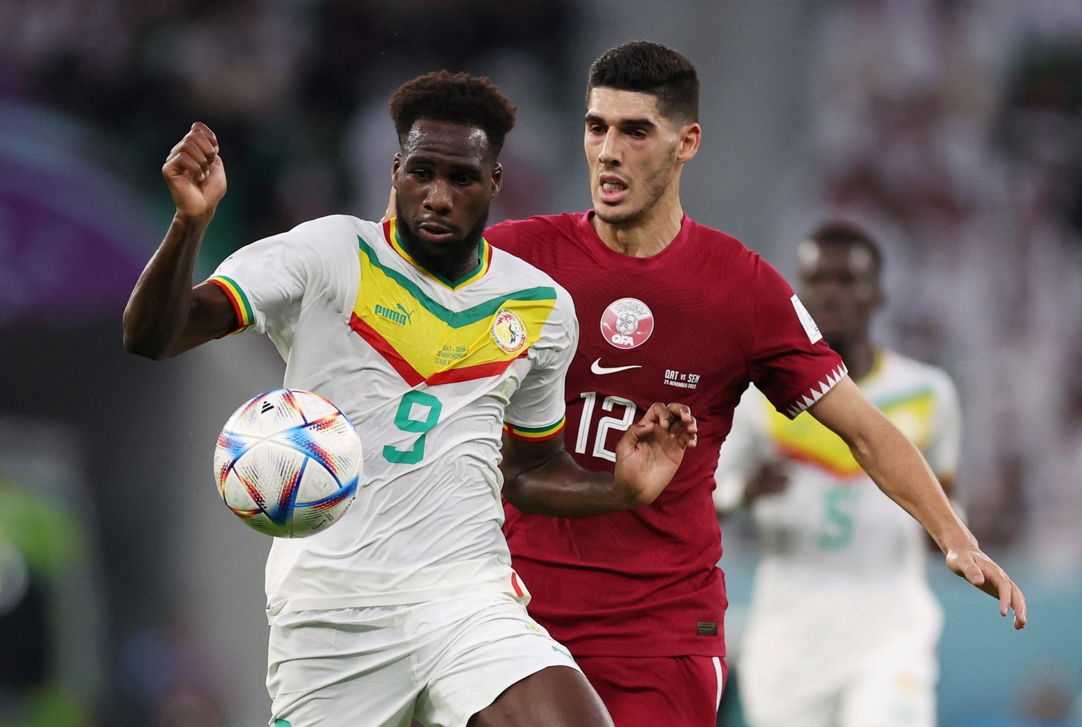 Por el grupo A, el local Qatar perdió 3 a 1 frente a Senegal y quedó afuera del Mundial restando una fecha por jugar. 