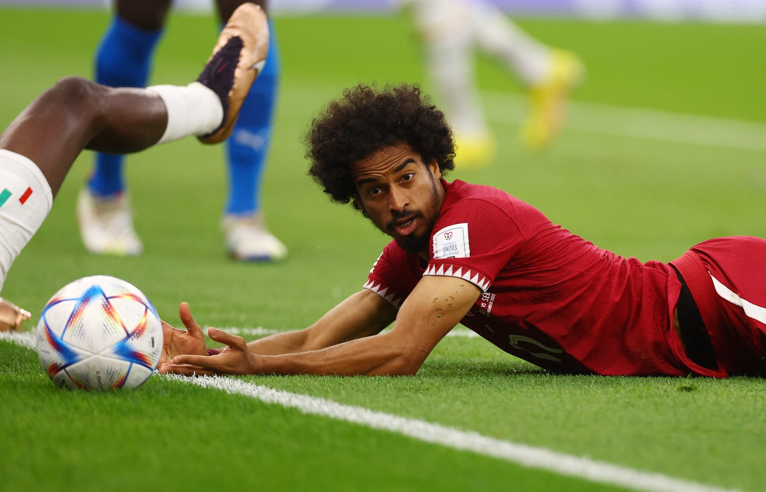 Por el grupo A, el local Qatar perdió 3 a 1 frente a Senegal y quedó afuera del Mundial restando una fecha por jugar. 