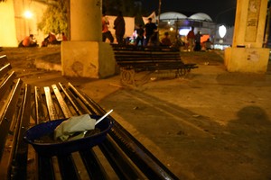 Además, las organizaciones pidieron un relevamiento de la cantidad de personas que actualmente se encuentran habitando el espacio público. Foto: Manuel Fabatía.