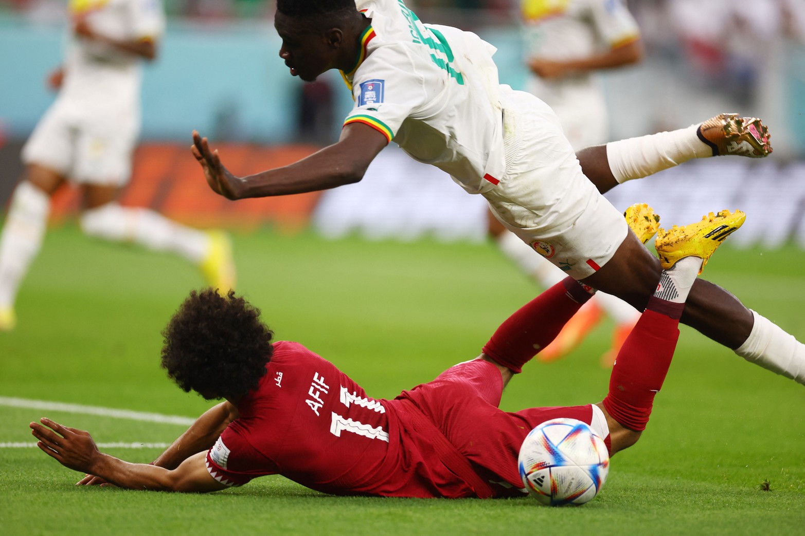 Por el grupo A, el local Qatar perdió 3 a 1 frente a Senegal y quedó afuera del Mundial restando una fecha por jugar. 