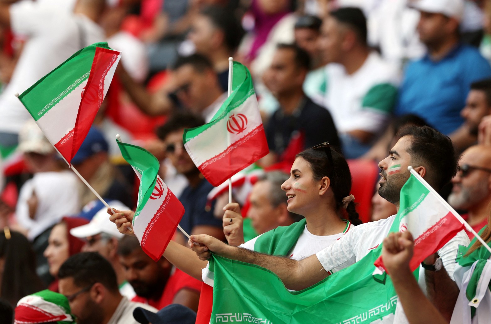 Por el grupo B, Irán y Gales juegan su segundo partido en el mundial de Qatar. 