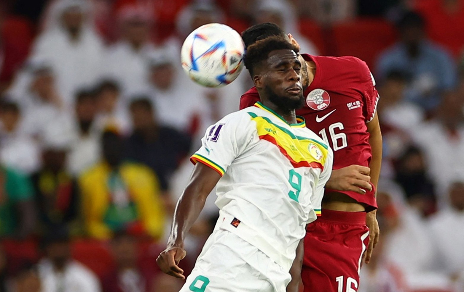 Por el grupo A, el local Qatar perdió 3 a 1 frente a Senegal y quedó afuera del Mundial restando una fecha por jugar. 