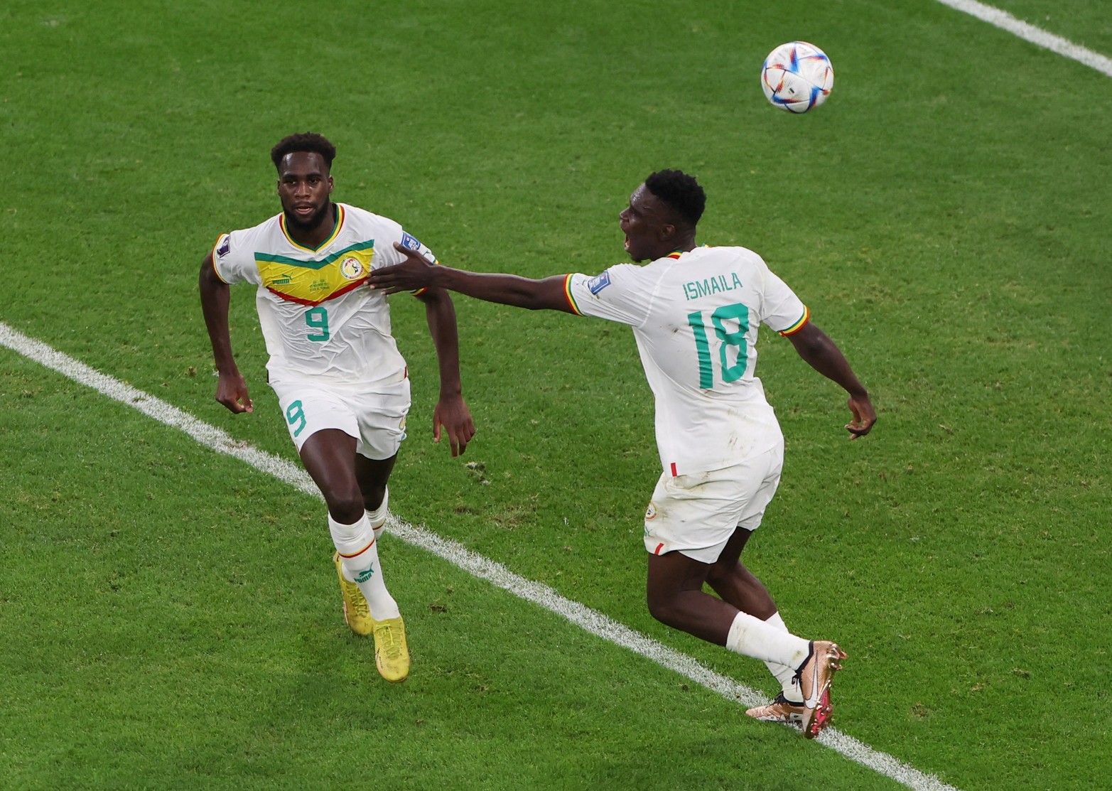 Por el grupo A, el local Qatar 3 a 1 frente a Senegal. Un error defensivo le dio la posibilidad a Senegal de abrir el marcador. 