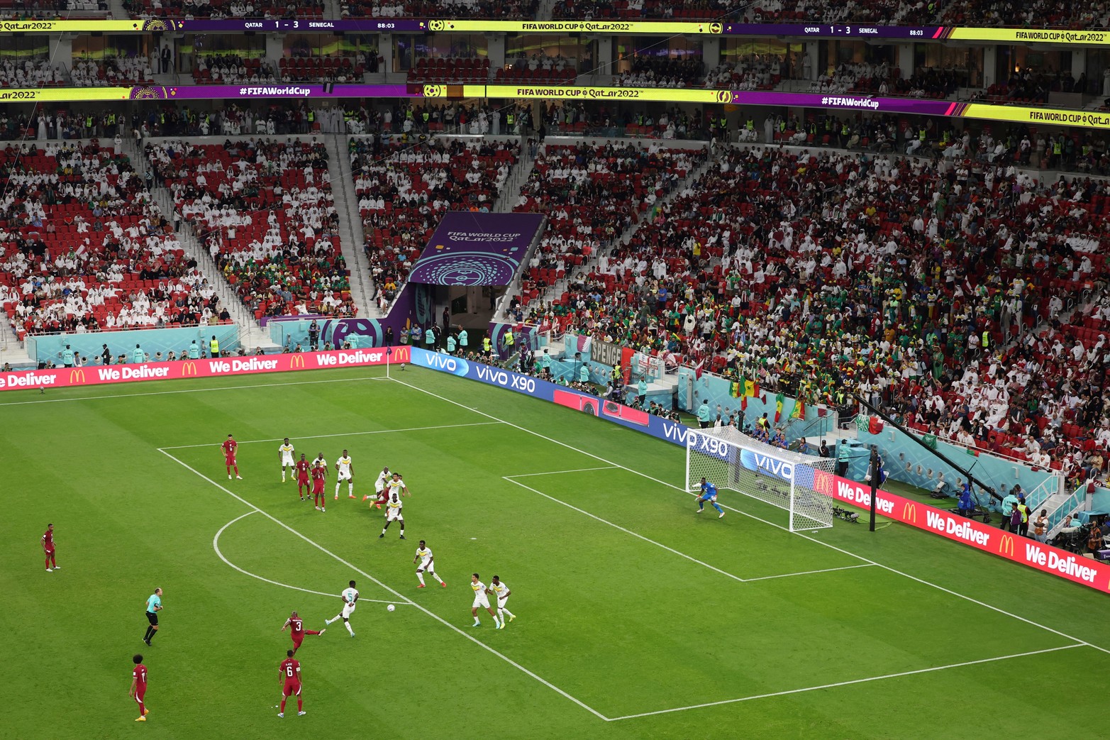 Por el grupo A, el local Qatar perdió 3 a 1 frente a Senegal y quedó afuera del Mundial restando una fecha por jugar. 