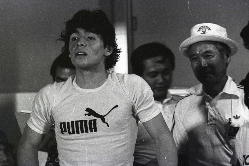 Fotos inéditas y otras conocidas forman parte de la vida de Diego Armando Maradona alrededor de la pelota de fútbol.