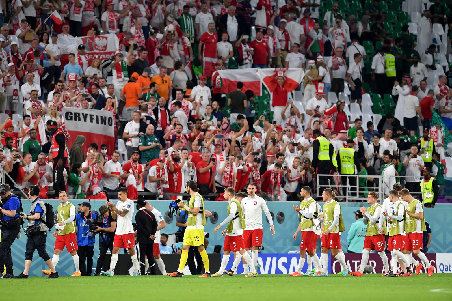 Los polacos quedaron muy cerca de clasificar a octavos de final y lo festejaron con la hinchada. Crédito: Reuters. 