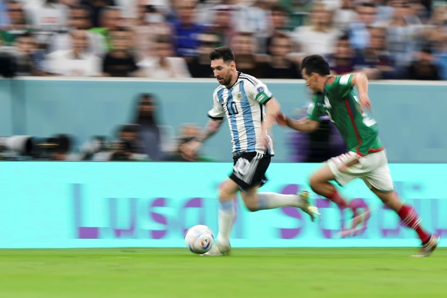 (221126) -- LUSAIL, 26 noviembre, 2022 (Xinhua) -- Lionel Messi (i), de Argentina, controla el balón durante el partido correspondiente al Grupo C entre Argentina y México en la Copa Mundial de la FIFA 2022 en el Estadio Lusail, en Lusail, Qatar, el 26 de noviembre de 2022. (Xinhua/Cao Can) (oa) (ra) (da)