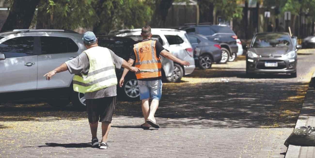 “Trapitos”, la grieta: pidieron hasta $ 1.000 por coche y se reabrió la polémica en Rosario