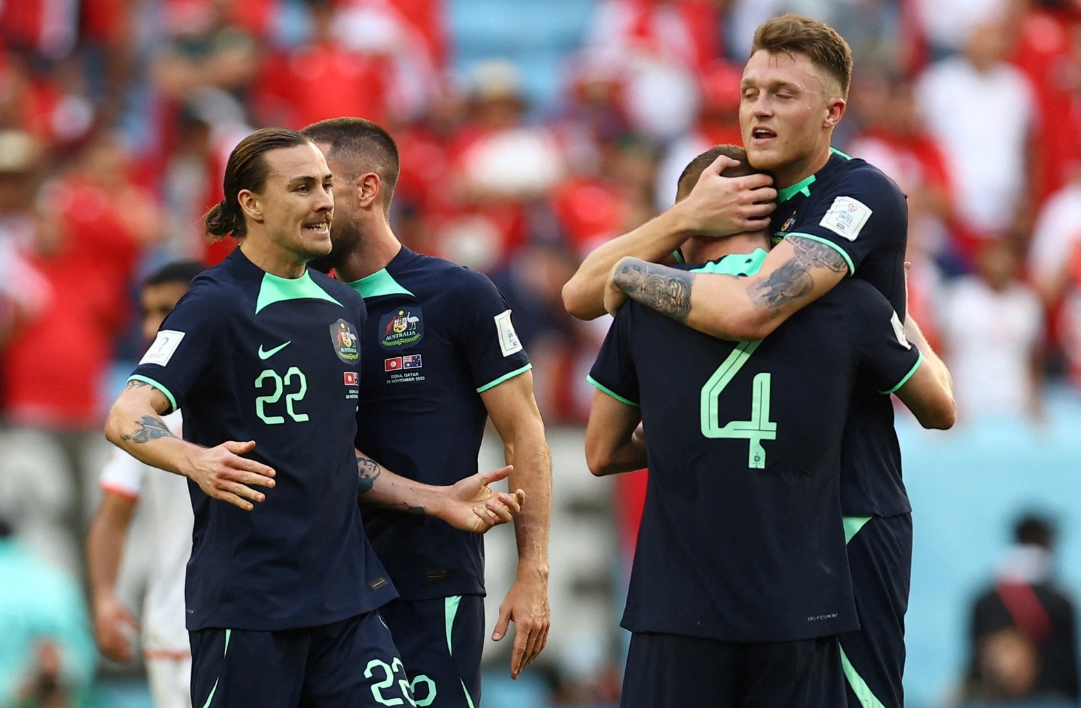 Harry Souttar, Kye Rowles y Jackson Irvine celebran la victoria de la selección australiana. Crédito: Reuters. 