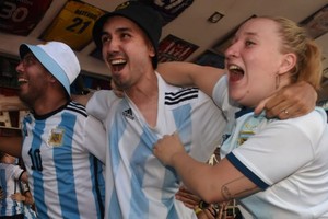 El grito de los santafesinos por el triunfo de Argentina ante México. Crédito: Mauricio Garín