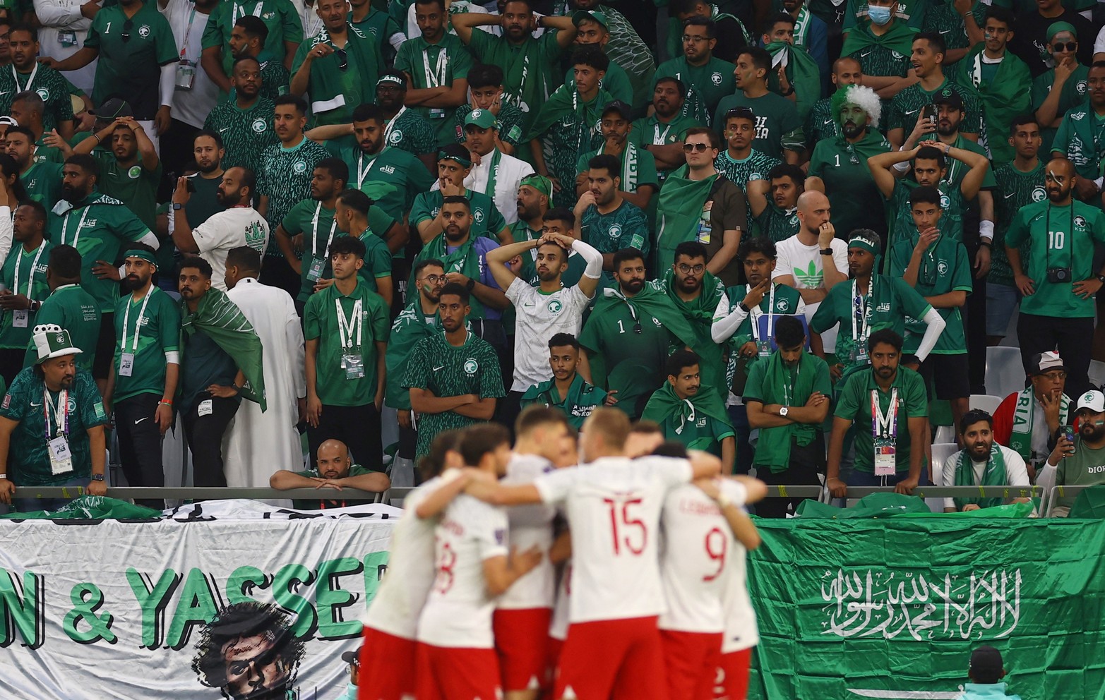 Polonia festeja el primer gol del partido, convertido por Piotr Zielinski. Detrás los fanáticos de Arabia Saudita. Crédito: Reuters. 